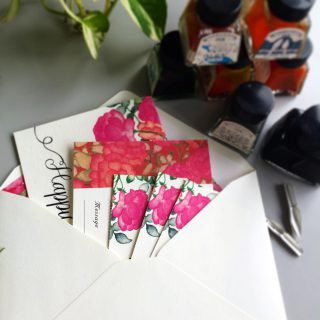手描きのイラストで招待状や席次表を作成しています。 30部からご注文いただけます✨ ・ インスタグラムをご覧いただいた方のみ販売可能の商品です。サンプルもございますので、ご希望の方はお問い合わせください😊 ・ 席次表は330円〜〈招待状をご購入いただくと320円〜〉 ・ ・ ※無料サンプルございます ・ https://bridal.dpmz.jp ・ ※備考欄のその他に上記の名称をお書き添えください ・ ・ ・ ・ ・ ・ ・ ・ ・ ・ ・ ・ ・ ・ ・ ・ #2021wedding #新婚#プレ花嫁準備#花嫁diy #ちーむ1031#ちーむ1017#ちーむ0920 #ちーむ0921#ちーむ0509 #名古屋花嫁#キングプロテア #神戸花嫁 #招待状#結婚します#invitation #横浜花嫁 #ちーむ0411 #ちーむ0111#プレ花嫁 #花嫁さんと繋がりたい #ちーむ1212 #日本中のプレ花嫁さんと繋がりたい #新婚生活 #ちーむ1103 #ちーむ1123 #プレ花嫁さんと繋がりたい#格安招待状 #ちーむ1025 #ちーむ1010 #2021春婚