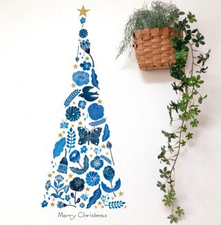 北欧のクリスマス:ウォールステッカー（デコ） ・ つや消しの半透明素材を使用して作っているので、壁に絵を描いたようにスッと溶け込みます。 ・ 販売中です。 Creemaまたはminneにて↓ ・ 検索キーワード『BlancBlanche』で😆✨ ・ DMいただいても対応できます ・ ・ ・ ・ ・ ・ ・ ・ ・ ・ ・ ・ ・ ・ ・ ・ #ふたりぐらし #pendrawing #リース#リノベーション#水彩画 #ひとりぐらし #新生活#新婚#イラスト#drawingart #子供部屋#ウォールデコレーション #japonism #ギリム #minne#水彩画アート #クリスマスツリー#引越し #ウォールステッカー#floraldrawing#floraldesign #二人暮らし #北欧インテリア #2人暮らし #ウォールデコ #桜 #creema#新婚#ミナペルホネン#新婚生活