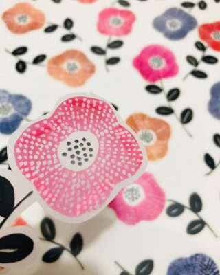 『北欧の花』:ウォールステッカー（デコ） ・ つや消しの半透明素材を使用して作っているので、壁に絵を描いたようにスッと溶け込みます。 ・ 販売中です。 Creemaにて↓ ・ 検索キーワード『BlancBlanche』で😆✨ ・ DMいただいても対応できます ・ ・ ・ ・ ・ ・ ・ ・ ・ ・ ・ ・ ・ ・ ・ ・ #ふたりぐらし #pendrawing #リース#リノベーション#水彩画 #ひとりぐらし #新生活#新婚#イラスト#drawingart #子供部屋#ウォールデコレーション #北欧#xmas #creema限定#ミナペルホネン#wreathe #引越し #ウォールステッカー#floraldrawing#floraldesign #二人暮らし #北欧インテリア #2人暮らし #ウォールデコ #芍薬 #creema#新婚#線画#新婚生活